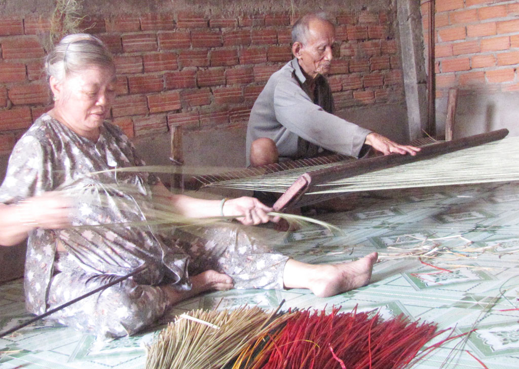 Vợ chồng ông Phạm Văn Năm - bà Trần Thị Hai gắn bó cả đời với nghề dệt chiếu