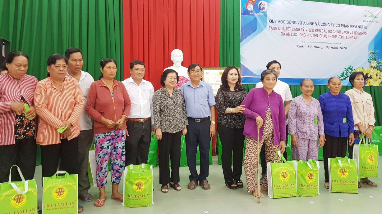 Công tác an sinh xã hội luôn được quan tâm thực hiện tốt. (Trong ảnh: Trao quà Tết Canh Tý 2020 cho hộ nghèo)