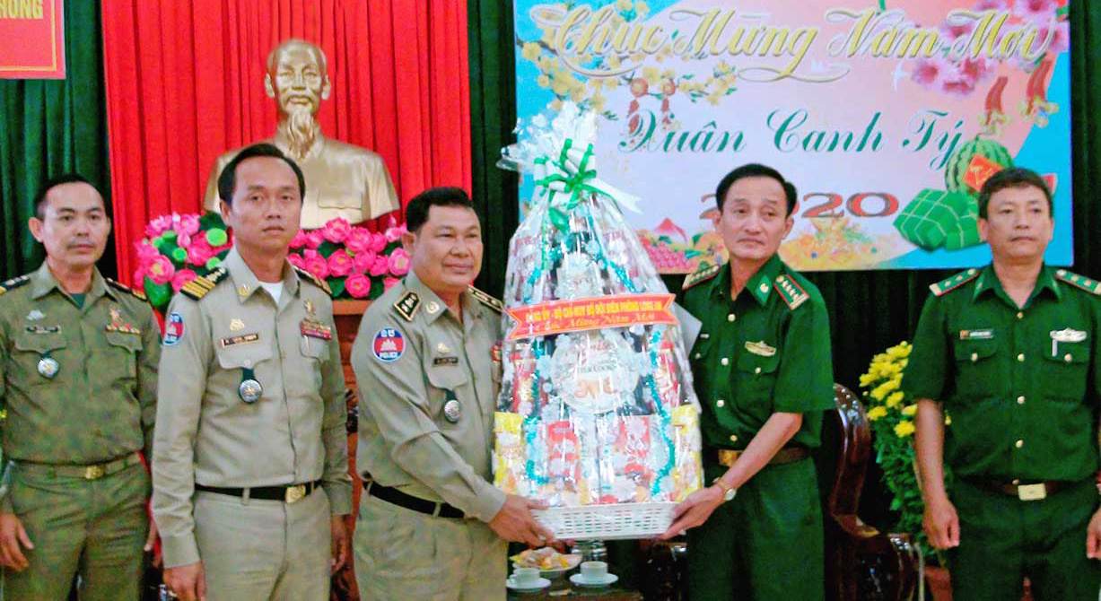 Tặng quà xuân, chúc mừng tình đoàn kết, hữu nghị Việt Nam – Campuchia đời đời biền vững, cùng hợp tác, ổn định và phát triển