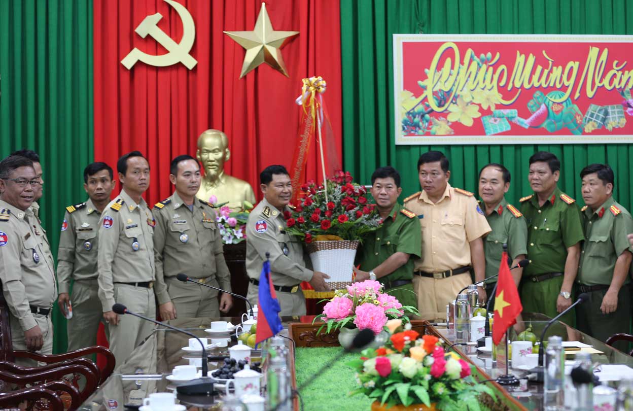 Ty Công an tỉnh Prey Veng tặng quà Tết cho Công an tỉnh Long An