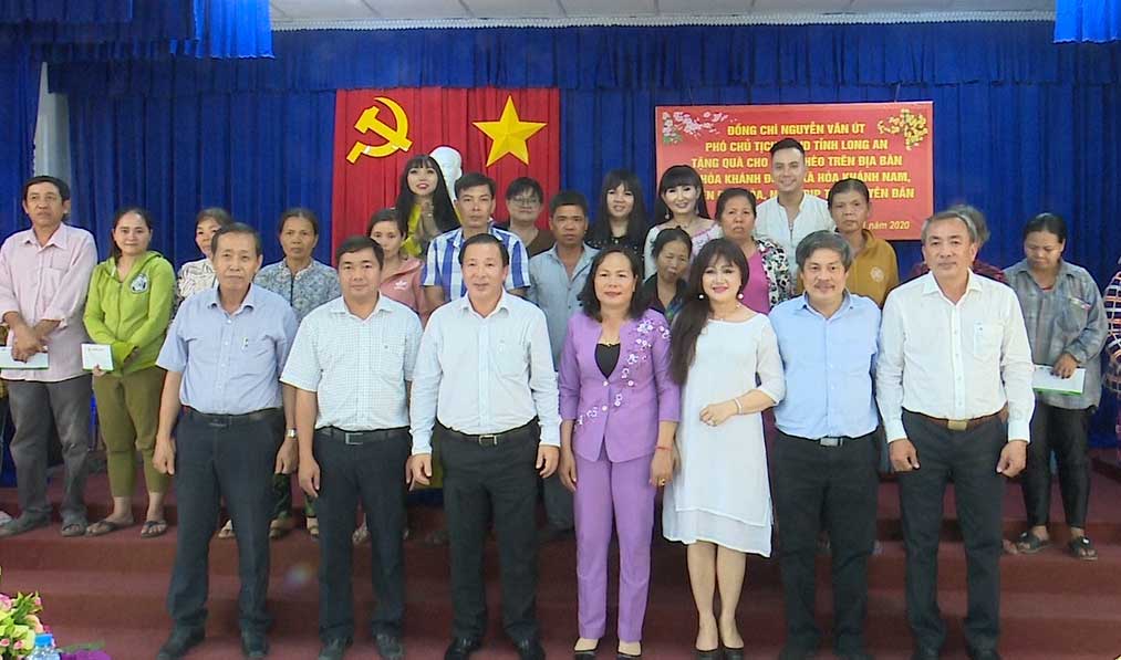 Phó Chủ tịch UBND tỉnh Long An - Nguyễn Văn Út (hàng đầu, thứ 3, trái sang) chụp ảnh lưu niệm cùng người dân và đơn vị tài trợ