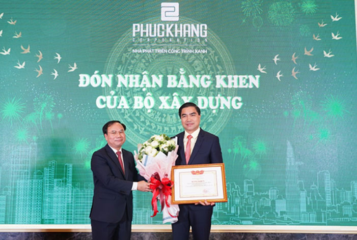 Ông Trần Tam – Chủ tịch HĐQT Phuc Khang Corporation đại diện Phúc Khang đón nhận Bằng khen của Bộ Xây dựng