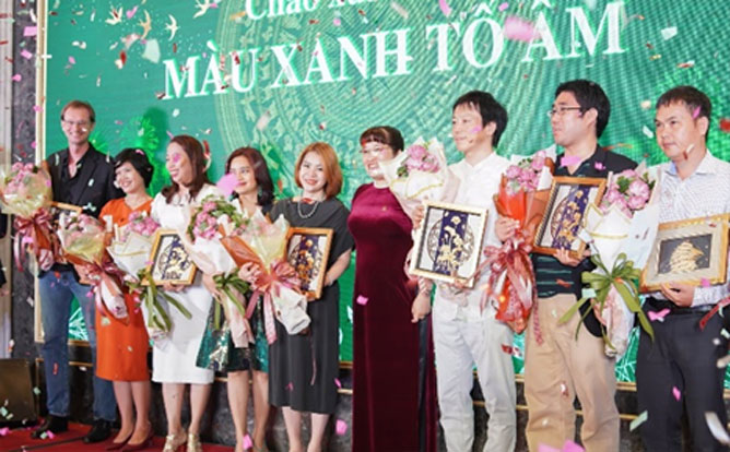 CEO Phúc Khang Corp tặng hoa tri ân các đối tác