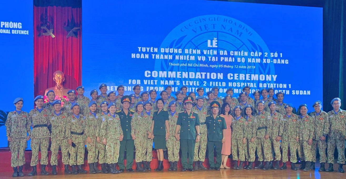 Đại úy, bác sĩ quân y Nguyễn Thị Thu Ngân (thứ 12, hàng đầu) cùng các đồng chí, đồng đội tại lễ Tuyên dương Bệnh viện dã chiến cấp 2 số 1 hoàn thành
