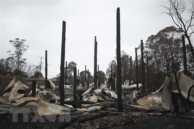Nhà cửa bị phá hủy sau vụ cháy rừng tại thị trấn Mogo, Australia, ngày 18/1/2020. (Nguồn: THX/TTXVN)