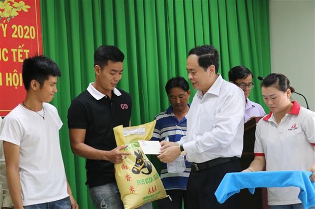 Leading officials pay Tet visits to localities Chairman of the Central Committee of the Vietnam Fatherland Front Tran Thanh Man (second from right) presents gifts to local residents (Photo: VNA)