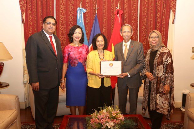 Đại sứ Philippines Linglingay F. Lacanlale (thứ 3 từ trái sang) bàn giao chức Chủ tịch Ủy ban ASEAN tại Argentina cho Đại sứ Việt Nam Đặng Xuân Dũng. (Ảnh: Hoài Nam/TTXVN)