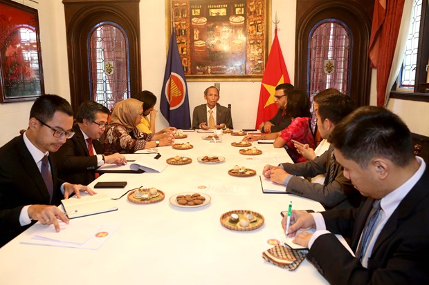 Đại sứ Việt Nam Đặng Xuân Dũng chủ trì phiên họp của Ủy ban ASEAN tại Argentina. (Ảnh: Hoài Nam/TTXVN).