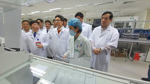 Phó Thủ tướng Vũ Đức Đam kiểm tra hệ thống labo tại Bệnh viện Bệnh Nhiệt đới Trung ương. (Ảnh: PV/Vietnam+)