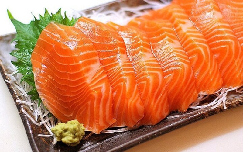 Cá hồi chứa axit béo omega-3, giúp tăng cường các thuộc tính chống viêm, giảm viêm tuyến giáp hiệu quả.