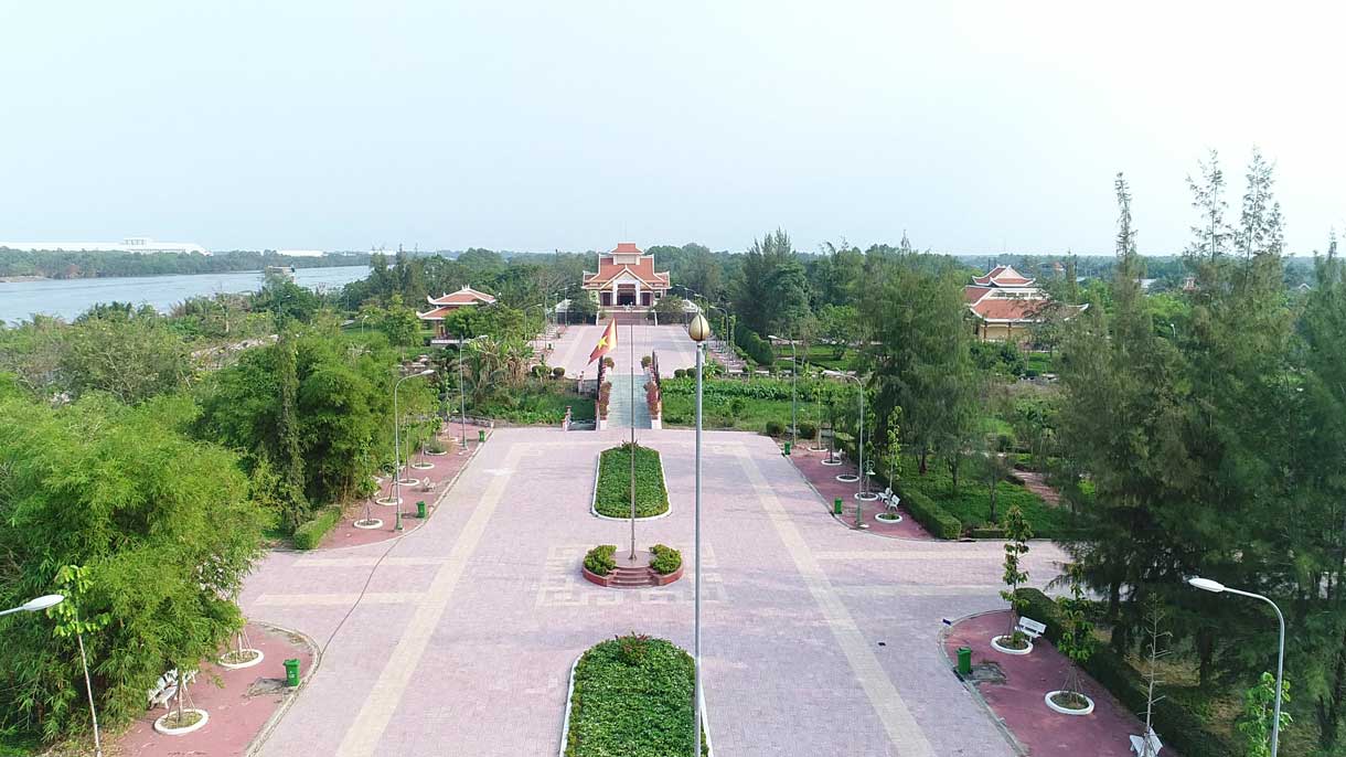 Tân Trụ: Tiếp tục nỗ lực thúc đẩy các hoạt động kinh tế thương mại - dịch vụ Khu di tích lịch sử Vàm Nhựt Tảo với Đền tưởng niệm Anh hùng Nguyễn Trung Trực là tiềm năng để phát triển du lịch lịch sử. Ảnh: Tấn Quốc