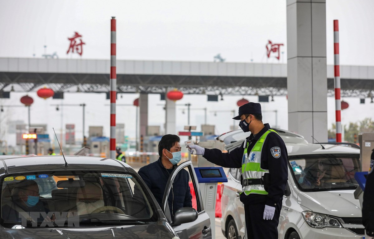 Kiểm tra thân nhiệt của lái xe trên tuyến đường cao tốc ở Vũ Hán, tỉnh Hồ Bắc, Trung Quốc, ngày 24/1. (Ảnh: AFP/TTXVN