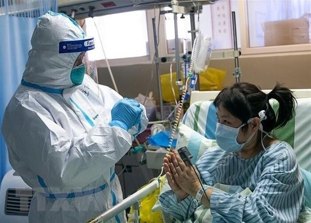 Nhân viên y tế điều trị cho bệnh nhân nhiễm virus corona tại bệnh viện thành phố Vũ Hán, tỉnh Hồ Bắc, Trung Quốc, ngày 24/1/2020. (Ảnh: IRNA/TTXVN)