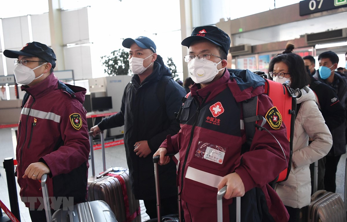 Nhân viên y tế ở Lan Châu, tỉnh Cam Túc, lên đường tới Vũ Hán, tỉnh Hồ Bắc, Trung Quốc, để hỗ trợ đối phó với dịch viêm phổi do chủng virus corona mới, ngày 28/1/2020. (Ảnh: THX/TTXVN)