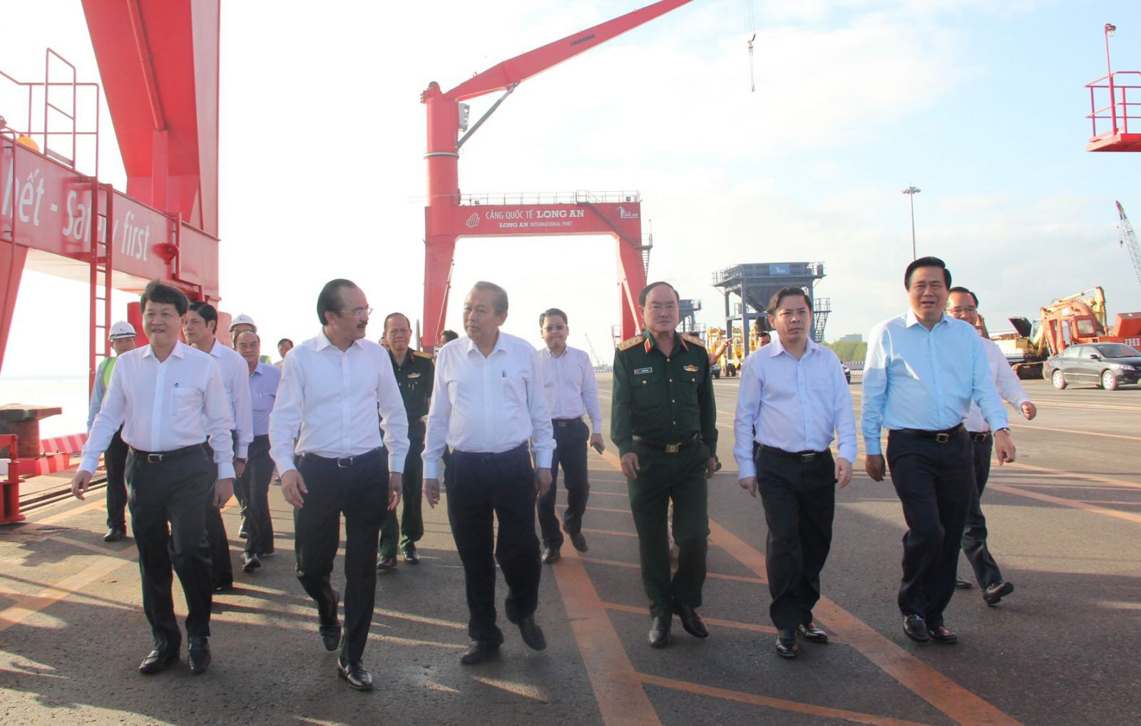 Đoàn công tác Chính phủ và lãnh đạo tỉnh tham quan cầu cảng 