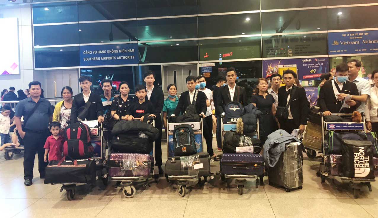 Công ty TNHH Phát triển nguồn nhân lực Hoàng Ánh Dương: Đầu năm tiễn thực tập sinh “xông đất” Nhật Bản Giám đốc Nguyễn Tấn Phước tiễn các bạn thực tập sinh “Xông đất” nước Nhật ngày đầu năm tại sân bay Tân Sơn Nhất. Ảnh: HAD
