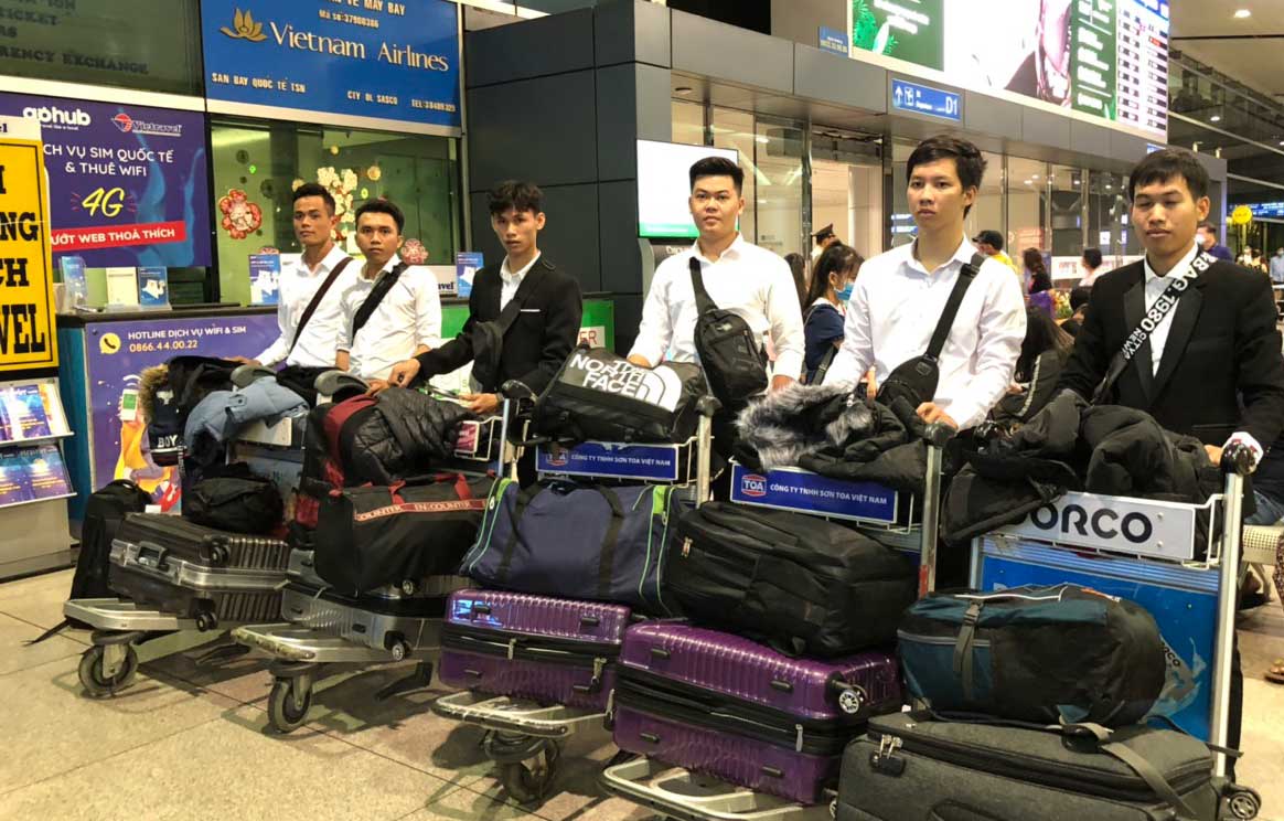 Công ty TNHH Phát triển nguồn nhân lực Hoàng Ánh Dương: Đầu năm tiễn thực tập sinh “xông đất” Nhật Bản Tiễn các bạn thực tập sinh “Xông đất” nước Nhật ngày đầu năm tại sân bay Tân Sơn Nhất. Ảnh: Hoàng Ánh Dương