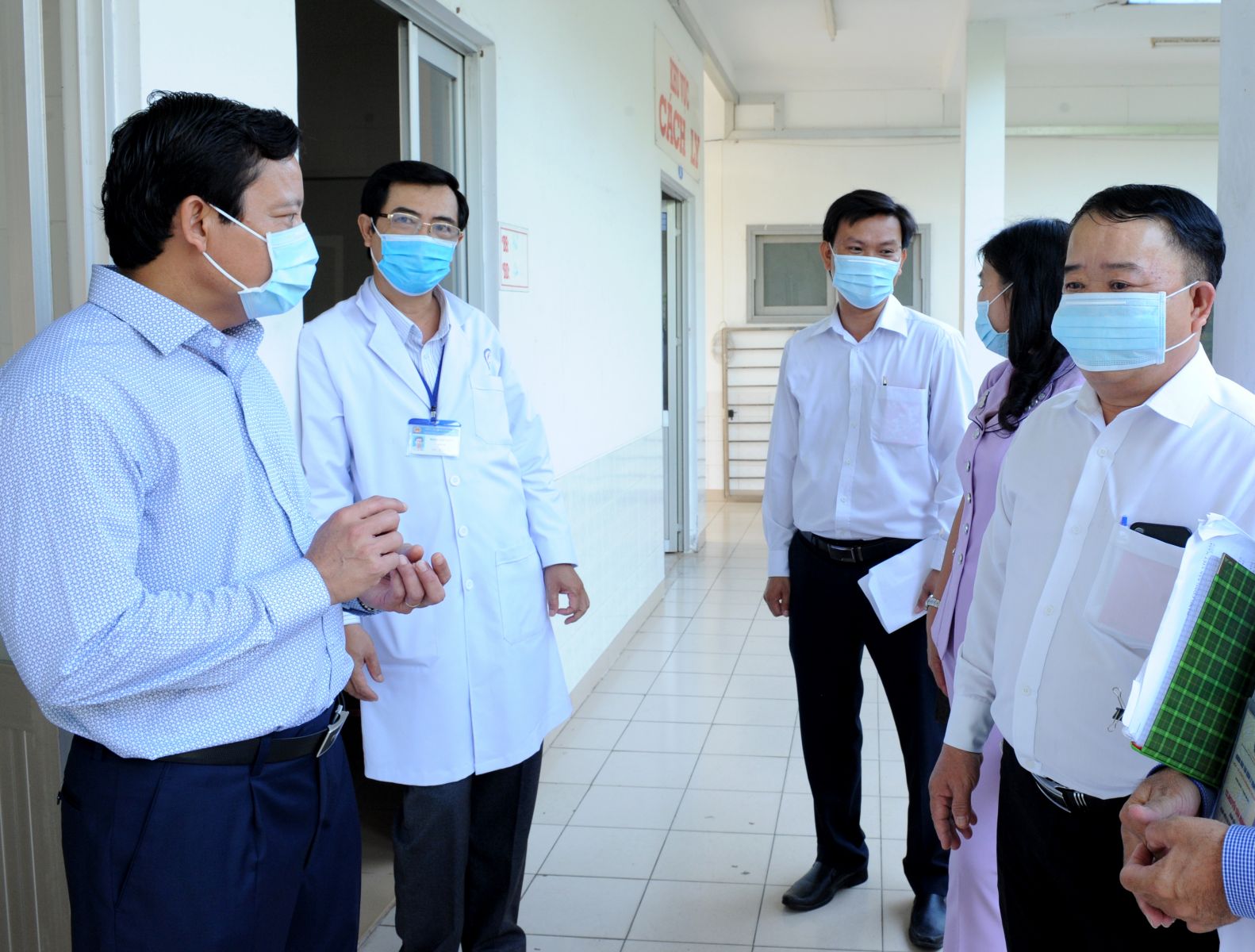 Long An provincial leaders check for response to Coronavirus Vice Chairman of Long An People's Committee - Pham Tan Hoa (left) checks the work for coping nCoV at Long An General Hospital