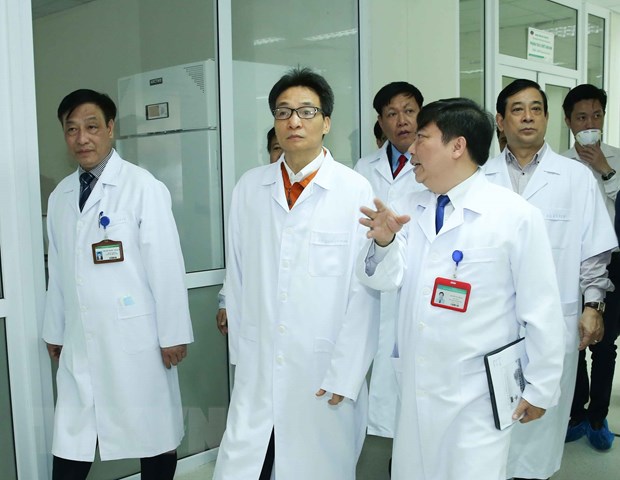 Phó Thủ tướng Vũ Đức Đam kiểm trakiểm tra công tác chuẩn bị sẵn sàng cách ly, điều trị người bị viêm hô hấp cấp do virus Corona (nCoV), tại Bệnh viện Bệnh nhiệt đới Trung ương. (Ảnh: Đình Nam/TTXVN phát)