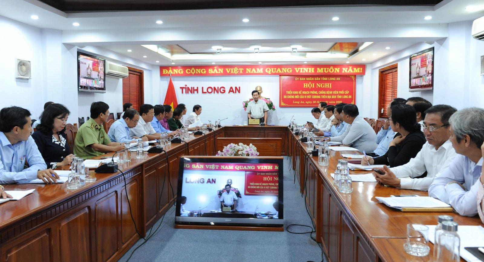 Deputy Secretary of the Provincial Party Committee, Chairman of Long An Provincial People's Committee - Tran Van Can suggests the relevant levels, branches and localities to urgently implement measures to prevent epidemics effectively.