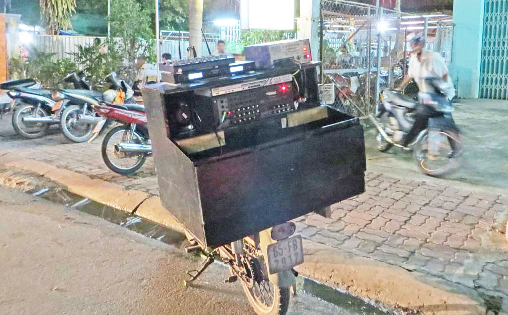 Karaoke di động hoạt động quá giờ gây ồn ào làm nhiều người bức xúc