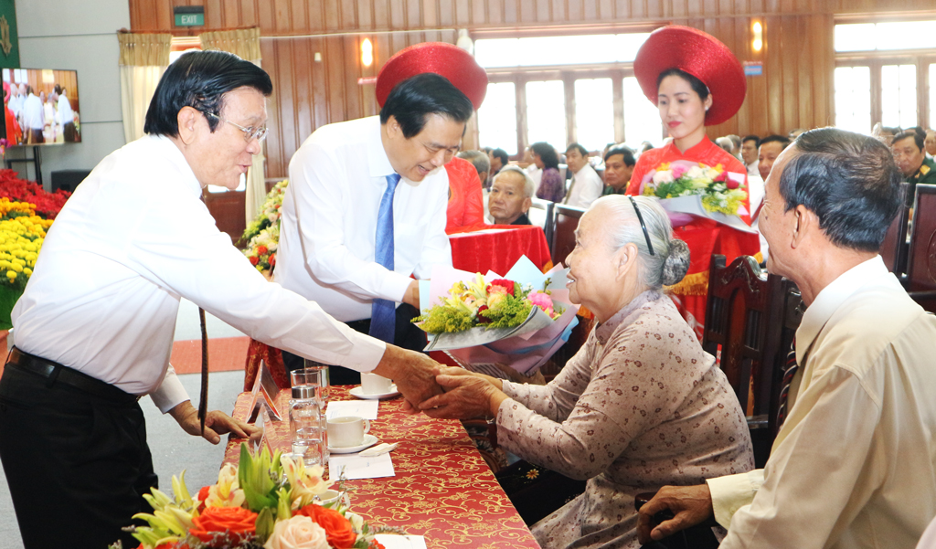Long An: 90th anniversary of Vietnam Communist Party celebrated Former State President of Vietnam - Truong Tan Sang (left) and Secretary of the Party Committee, Chairman of People's Council of Long An Province - Pham Van Ranh gives flowers to Vietnamese Heroic Mothers