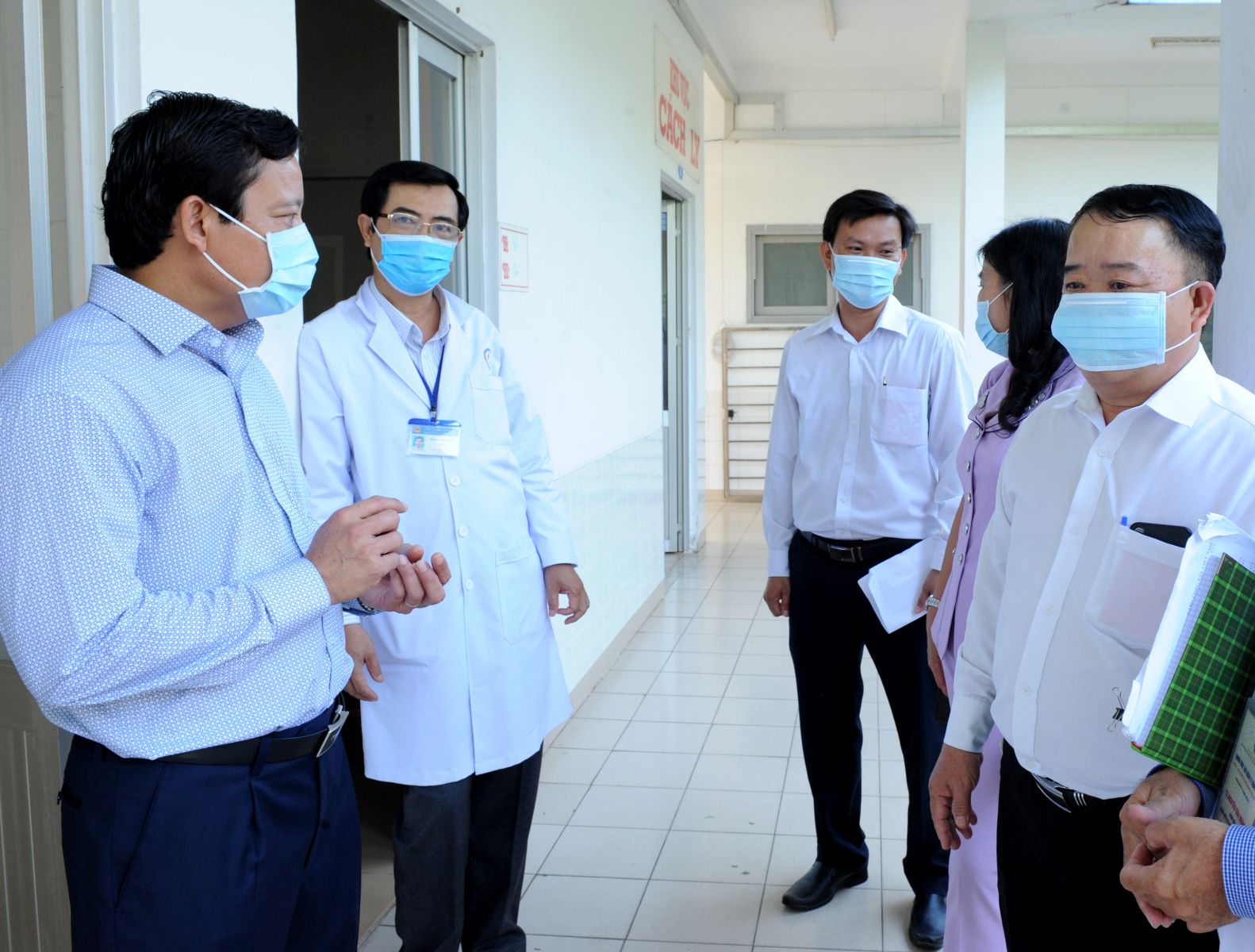 Phó Chủ tịch UBND tỉnh - Phạm Tấn Hòa (bìa trái) kiểm tra công tác chuẩn bị ứng phó dịch bệnh tại Bệnh viện Đa khoa Long An