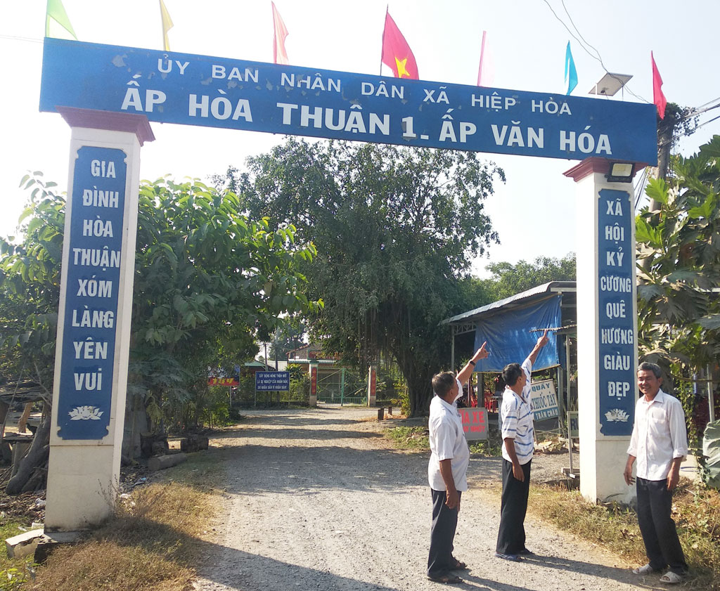 Ánh sáng tuyến đường quê Lắp đặt bóng đèn thắp sáng trên tuyến đường góp phần bảo đảm an ninh, trật tự