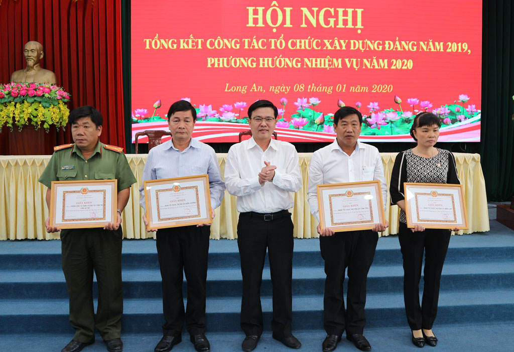 Trưởng ban Tổ chức Tỉnh ủy - Nguyễn Thanh Hải trao giấy khen cho 4 tập thể có thành tích tốt trong công tác tổ chức xây dựng Đảng năm 2019