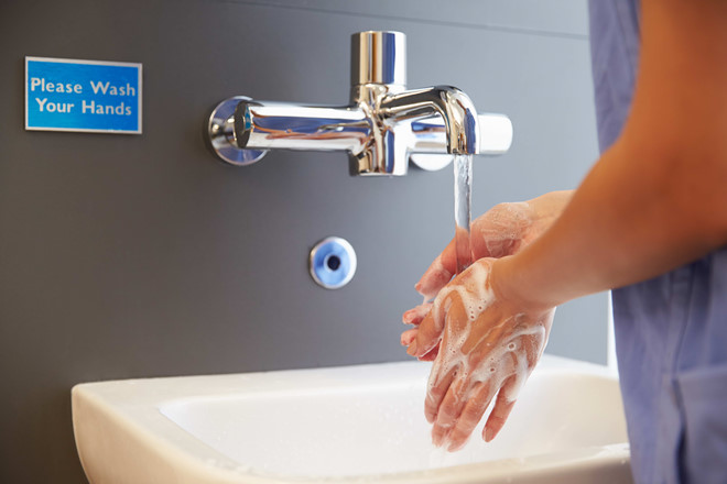 Rửa tay bằng xà phòng chính là cách phòng bệnh hàng đầu. Ảnh: Shutterstock