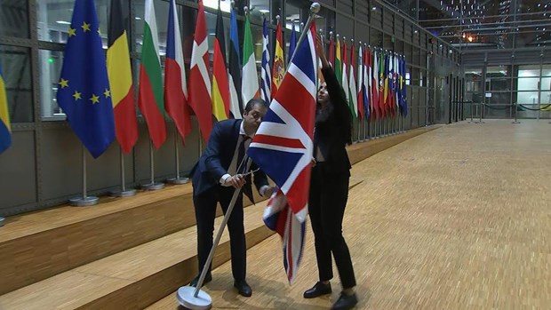 Quốc kỳ Anh được đưa đi khỏi khu vực cắm cờ các nước thành viên Hội đồng châu Âu. (Nguồn: YouTube)
