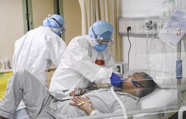 Philippines confirms first nCoV-related death outside China Medical workers care for an nCoV-infected patient at a hospital in Chongqing city of China on February 1 (Photo: Xinhua/VNA)