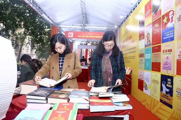 Visitors to the book exhibition at the National Library of Vietnam on February 2 (Photo: VNA)