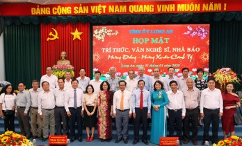 Long An organizes meeting with intellectuals, journalists, artists