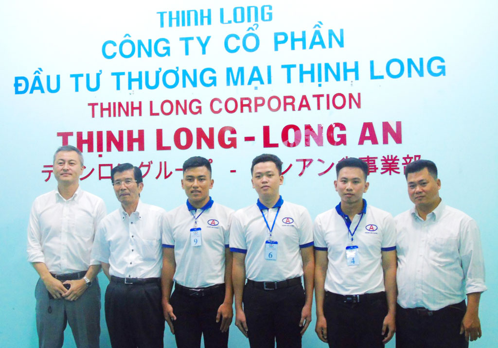 Nhờ tham gia xuất khẩu lao động, anh Nguyễn Tấn Phước (bìa phải) mở được Công ty TNHH Phát triển nguồn nhân lực Hoàng Ánh Dương