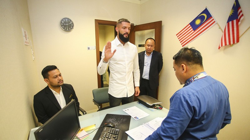 Malaysia gấp rút nhập tịch sao ngoại, quyết đấu ĐT Việt Nam