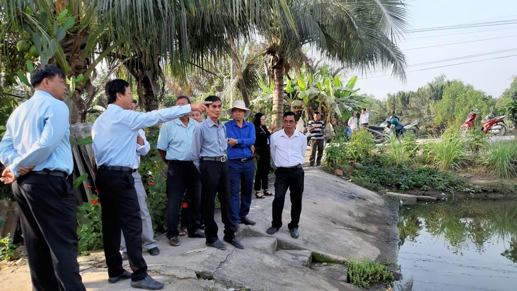 Phó Giám đốc Sở NN&PTNT Long An - Nguyễn Chí Thiện yêu cầu các đơn vị tăng cường bơm nước phục vụ chống hạn mặn xâm nhập