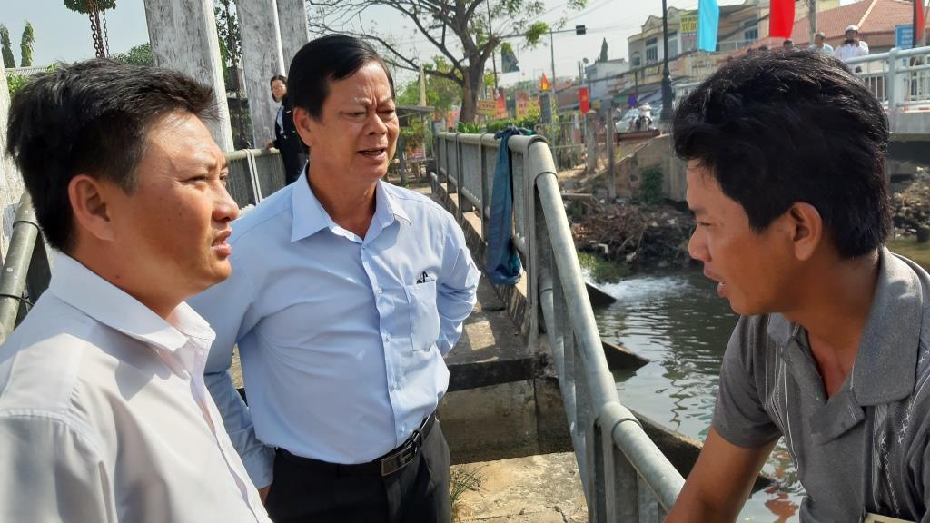 Phó Giám đốc Sở NNPTNT Long An - Nguyễn Chí Thiện (đứng giữa) trao đổi với đơn vị bơm nước chống hạn mặn