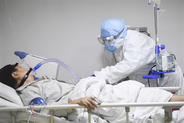 Điều trị cho bệnh nhân nhiễm chủng virus corona mới tại bệnh viện ở thành phố Trùng Khánh, miền Tây Nam Trung Quốc ngày 1/2/2020. (Nguồn: THX/TTXVN)