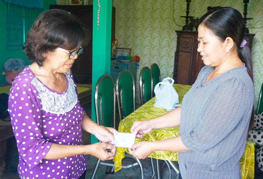 Nhờ có thẻ bảo hiểm y tế mà bà Nguyễn Thị Kim Xuyến (bên trái) giảm gánh nặng chi phí mỗi khi đi khám, điều trị bệnh ở bệnh viện