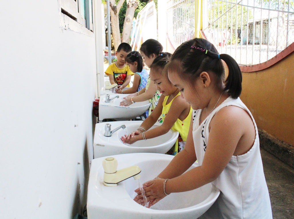 Cần thường xuyên cho trẻ rữa tay bằng xà phòng và nước sạch