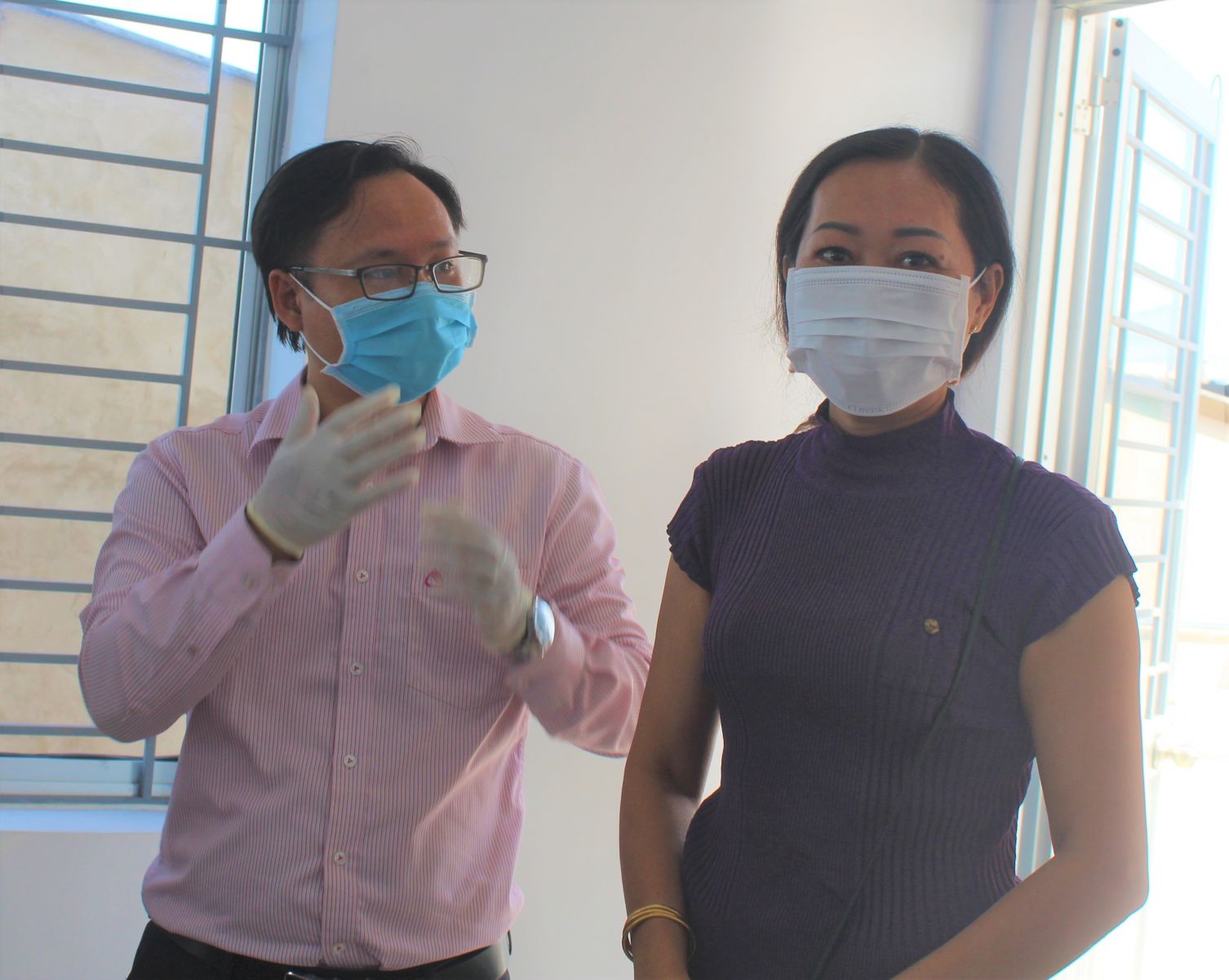 Ngân hàng Chính sách xã hội Long An: Tặng khẩu trang y tế miễn phí và bố trí nước rửa tay cho khách hàng tới giao dịch