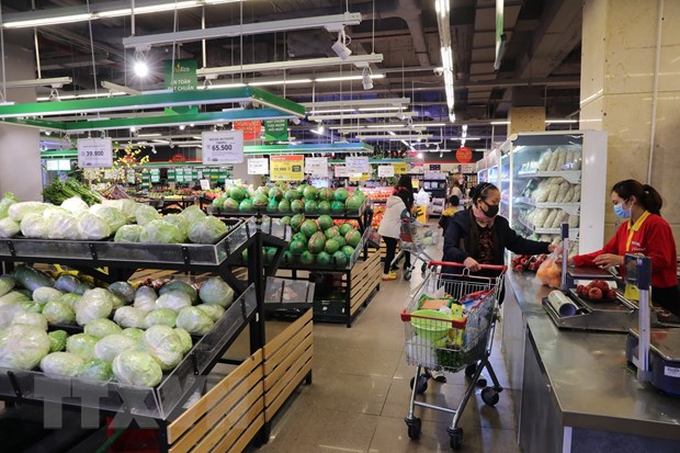 Các mặt hàng rau, củ, quả bày bán phục vụ người dân tại siêu thị Vinmart. (Ảnh: Thành Đạt/TTXVN)