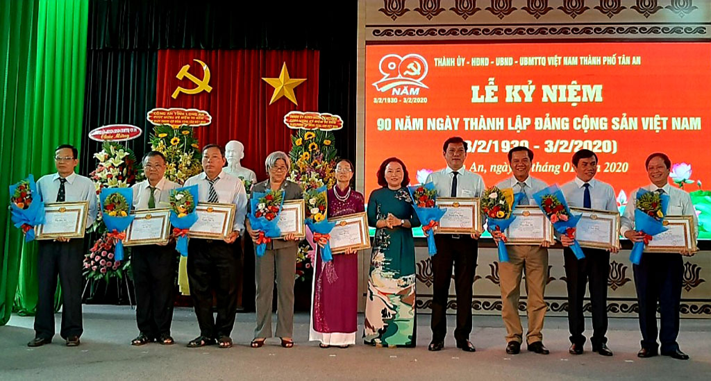 Ông Trần Minh Hải (bìa trái) được khen thưởng nhân dịp 90 năm thành lập Đảng