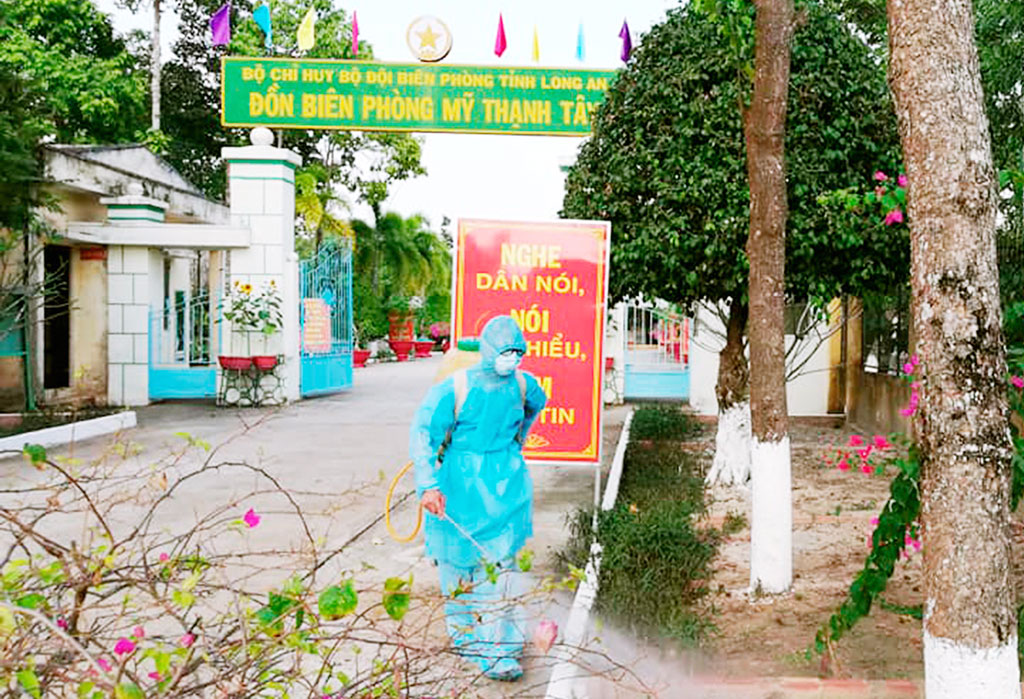 Phòng, chống dịch bệnh ở khu vực biên giới Đồn Biên phòng Mỹ Thạnh Tây tổ chức phun thuốc tiêu độc khử trùng
