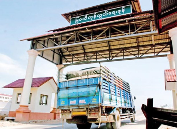 A truck drives through Myanmar's Myawaddy crossing on the border with Thailand. (Photo: mmtimes.com)