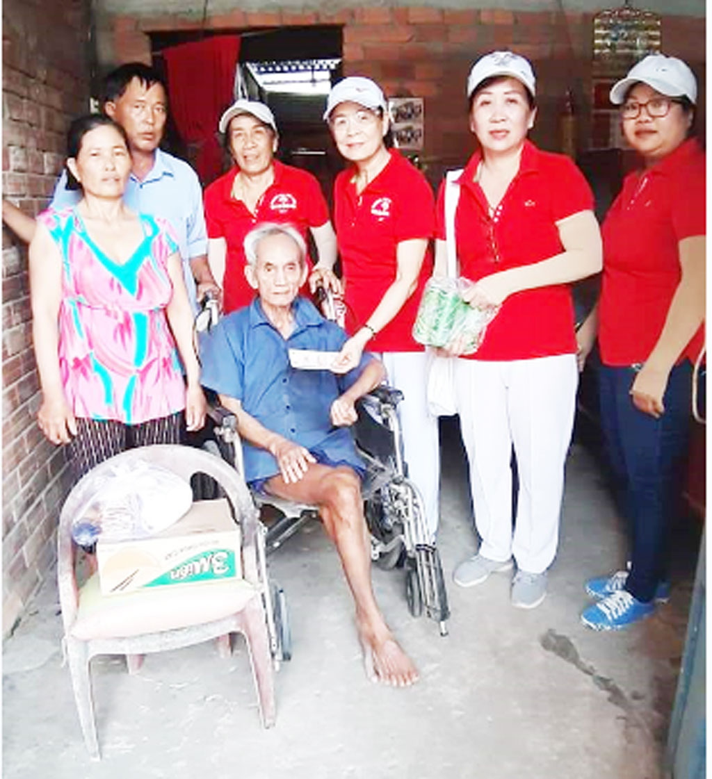 Nhóm thiện nguyện Chung tay, góp sức Phạm Lành trao tiền hỗ trợ hoàn cảnh khó khăn trong cuộc sống