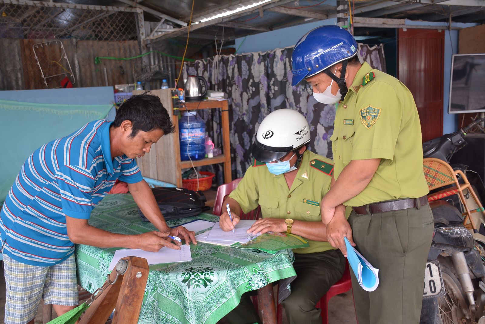 Unknown original wildlife trade shops checked and minuted The delegation makes records for many shop owners and requests to prove documents for the animals’ origin