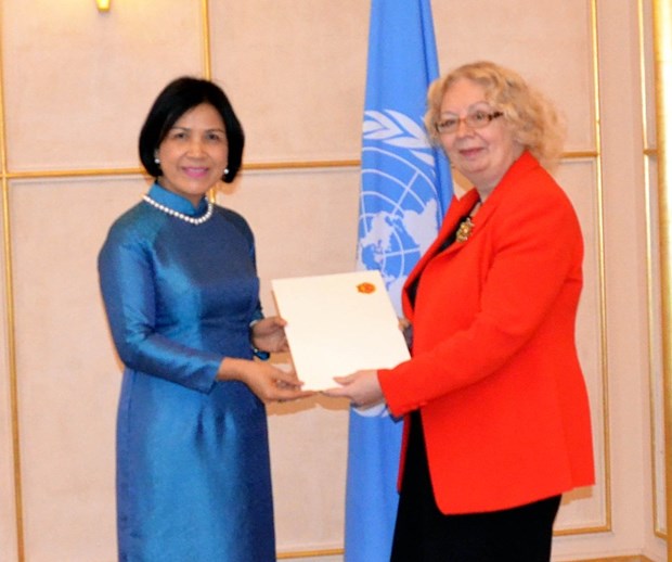 Vietnamese Ambassador Le Thi Tuyet Mai (left) and Director-General of the UN Office Tatiana Valovaya (Photo: VNA)