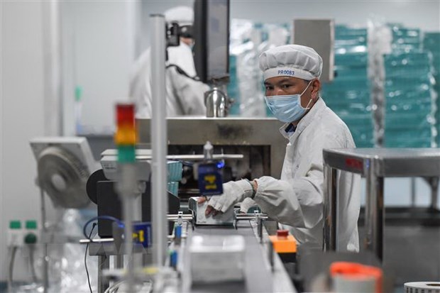 Công nhân làm việc tăng ca để sản xuất thuốc tại Công ty dược ở Hải Khẩu, tỉnh Hải Nam, Trung Quốc trong bối cảnh dịch viêm đường hô hấp cấp do virus corona chủng mới bùng phát, ngày 3/2/2020. (Nguồn: THX/TTXVN)